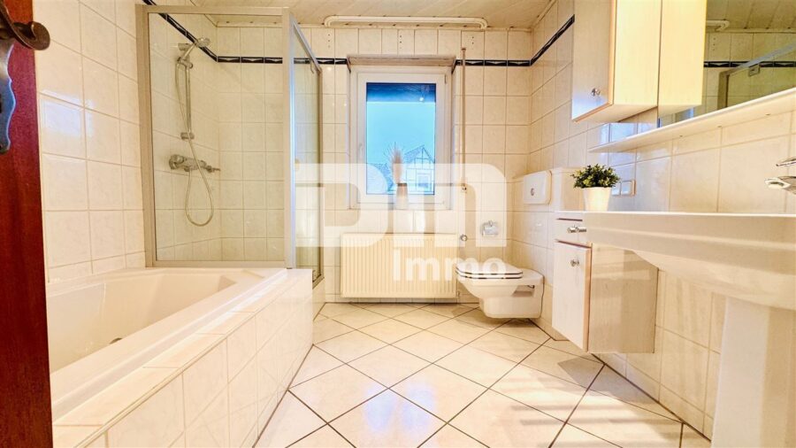 Gepflegtes Ein- bis Zweifamilienhaus + Garage, Terrasse und Balkon auf großem Grundstück - OG Bad / Wanne / Dusche